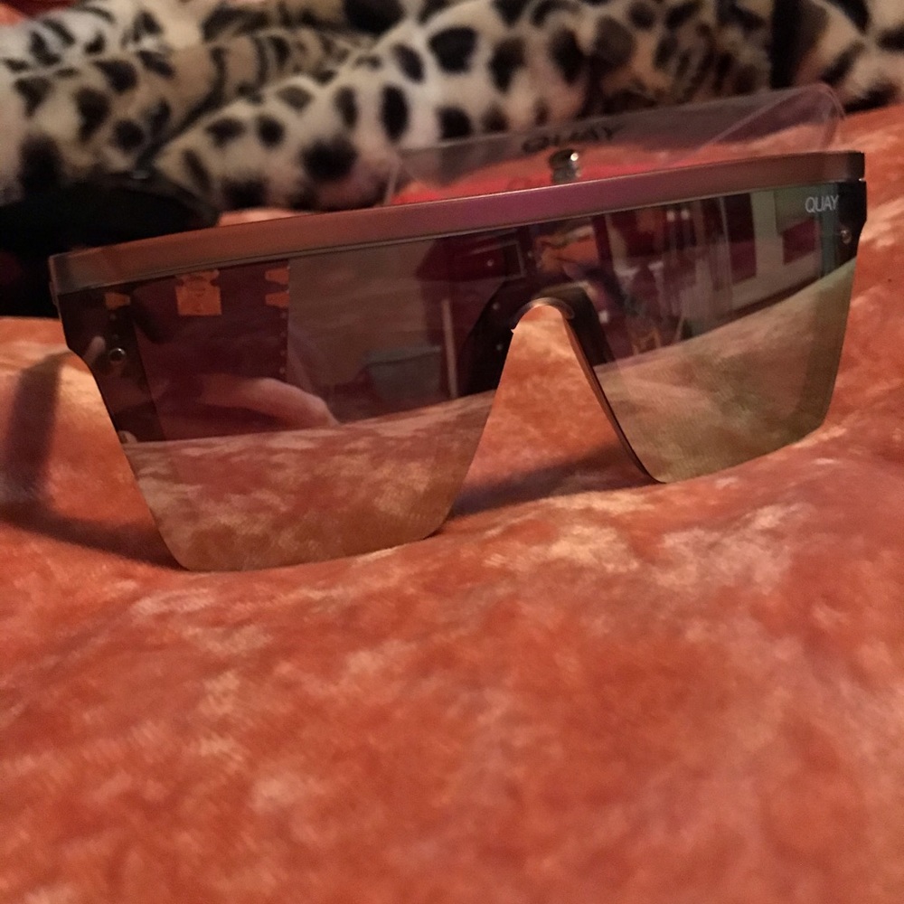 Quay Sunglasses mirrored frame in Hindsight!